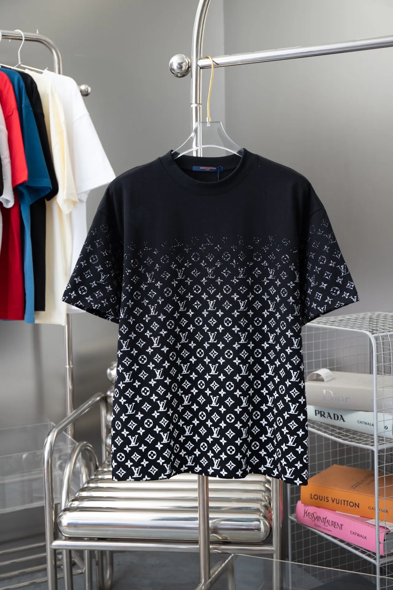🅿️180 High-quality Lv 2025 early spring new style, MONOGRAM presbyopic gradient short-sleeved T-shirt, which uses digital printing technology to render pixel light and shadow for the Monogram gradient pattern. Its silk-screen texture and knitting effect complement each other, and the logo hardware is customized on the side. Synchronized with the official website, pure cotton fabrics at the counter! Comfortable against the skin, durable and easy to wear, meticulous original craftsmanship, custom-made 260g vat-dyed fabric, very comfortable to the touch, latest brick cabinet synchronization, OS off-shoulder version, fashionable and individual, super versatile and good-looking, very suitable for both men and women, must-have style, hang tag, collar label, washed wheat, complete with three labels S M L XL
